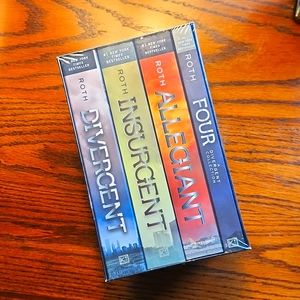NWT Divergent Paperback Box Set